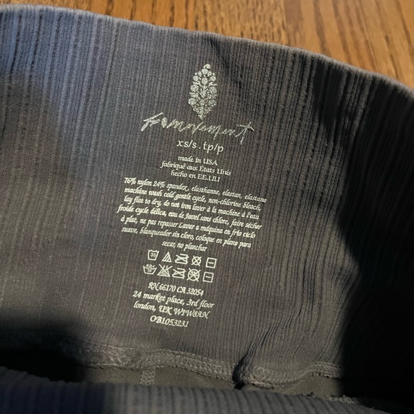 NWOT FP movement good karma charcoal leggings xs/s - Picture 5 of 7